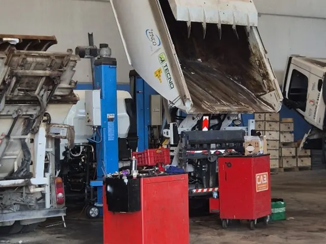 Lavorazione su autocompattatore in officina C.A.B.