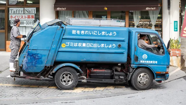 Autocompattatore per raccolta rifiuti urbani in servizio