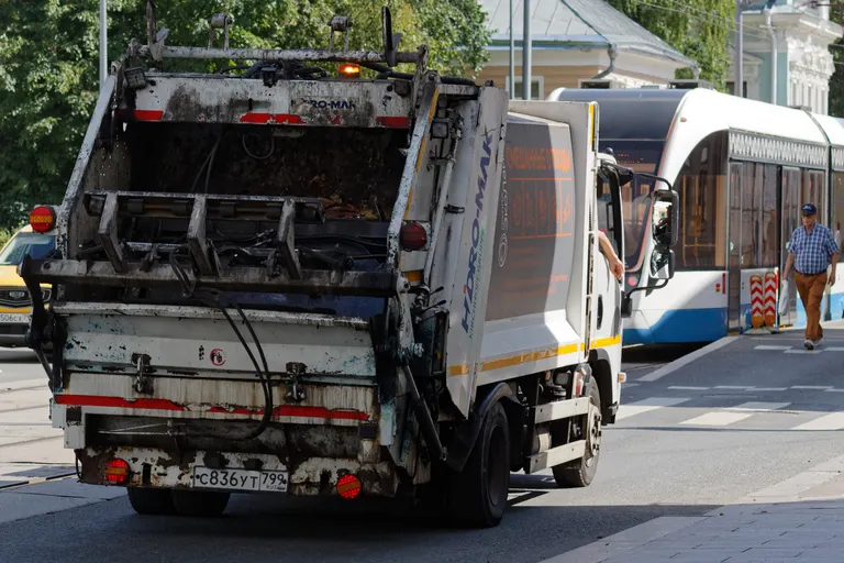 Autocompattatore su autocarro in fase di accettazione assistenza