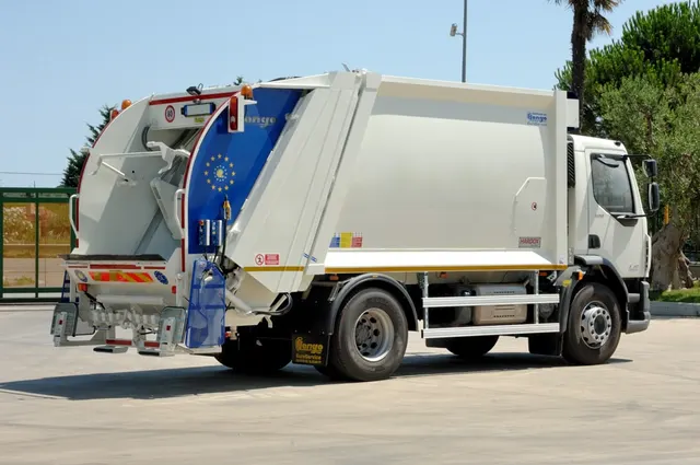 Autocompattatore per raccolta rifiuti in assistenza C.A.B.