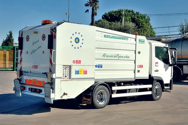 Lavacassonetti per igiene urbana in assistenza