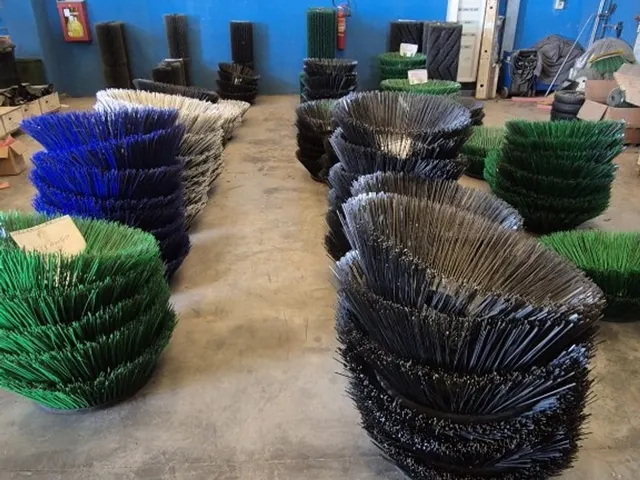 Stock spazzole per spazzatrici stradali in officina C.A.B.