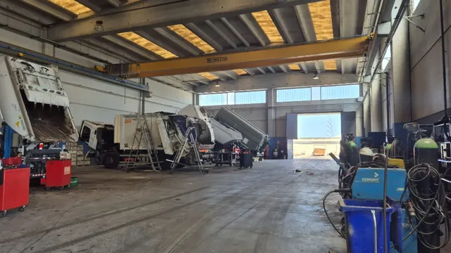 Capannone officina C.A.B. nella Zona Industriale di Bari con mezzi in lavorazione