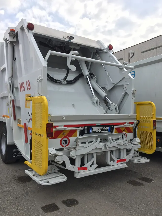 Sistema di carico posteriore Autobren HR19 con pedane operatori gialle