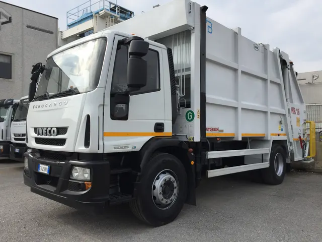 Iveco Eurocargo 180E25 con autocompattatore Autobren HR19, vista laterale