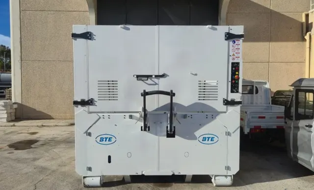 Compattatore BTE monopala scarrabile, vista frontale con gancio di aggancio