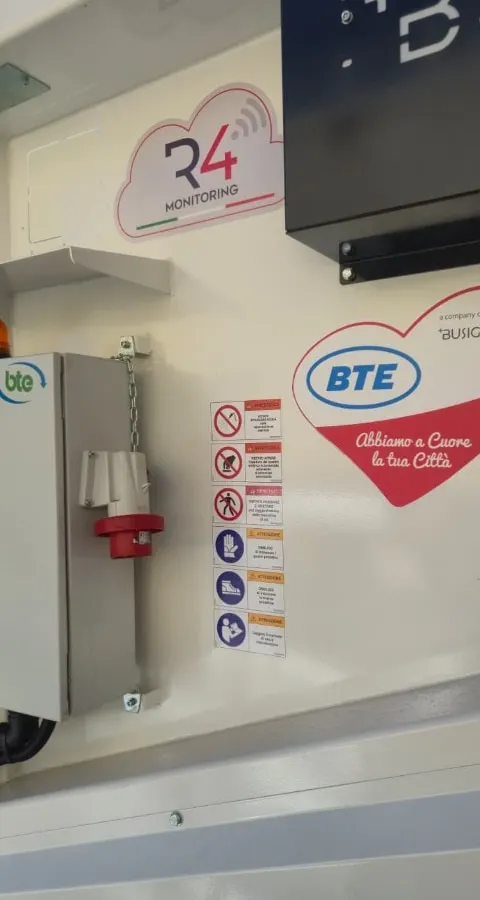 Pannello comandi e adesivi di sicurezza sul compattatore BTE