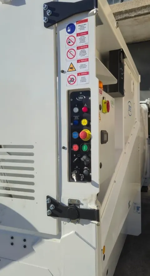 Quadro comandi con arresto di emergenza sul compattatore BTE monopala
