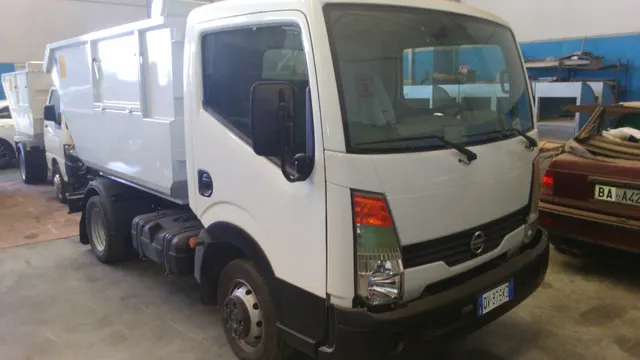 Isuzu NLR85 L35 con vasca ribaltabile BTE VSC5V, vista frontale in officina C.A.B.