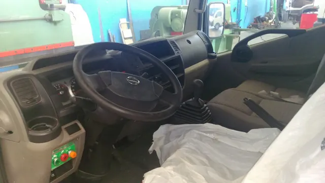Abitacolo Isuzu NLR85 L35 con comandi attrezzatura BTE VSC5V