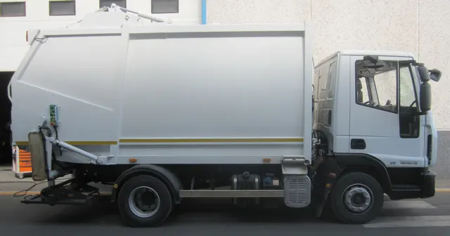 Iveco ML 120 E4 con compattatore Nextra MSK T8, vista laterale