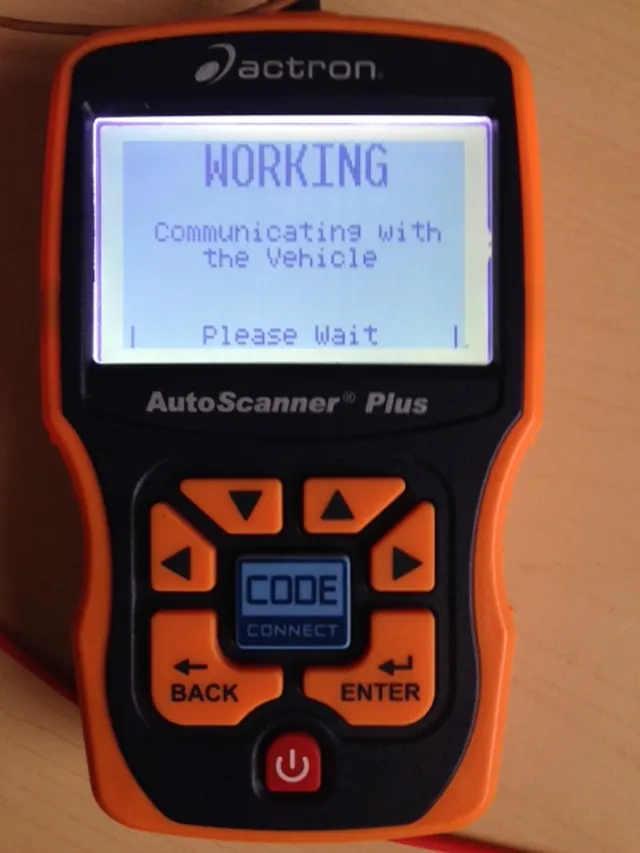 Scanner diagnostico OBD collegato alla centralina per lettura errori su veicolo industriale