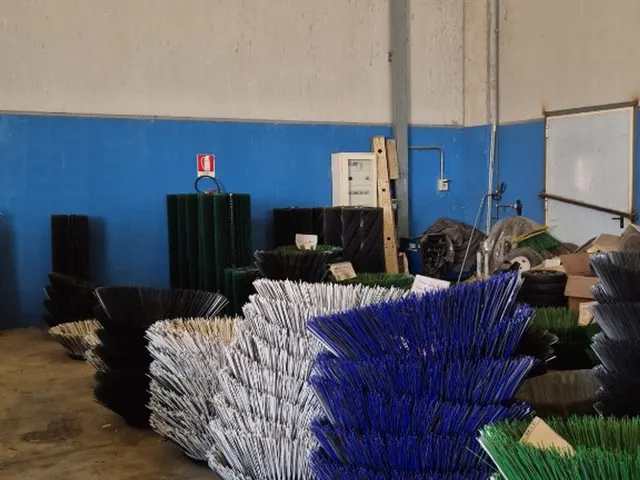 Magazzino ricambi C.A.B. con stock spazzole e componenti per mezzi di igiene urbana