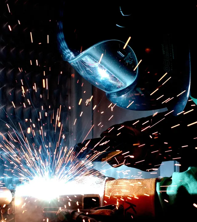 Saldatura MIG/MAG a filo continuo su componente metallico in officina