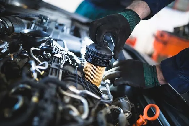 Tagliando in officina C.A.B.: sostituzione filtro olio su mezzo per igiene urbana