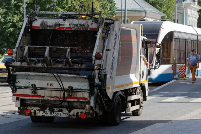 Autocompattatore per raccolta rifiuti, esempio di mezzo usato per l'igiene urbana
